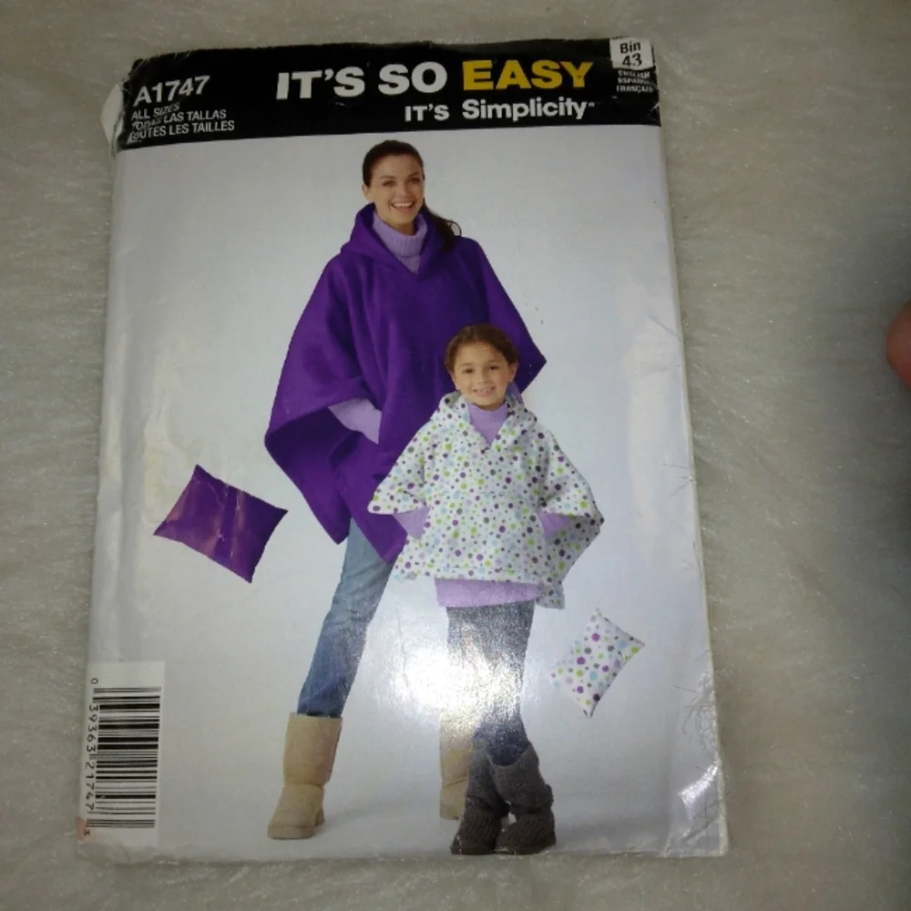 SIMPLICITY A1747 Stadium Poncho in 2 sizes and pillow. It's So Easy It's…